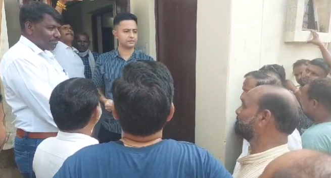भांडेर नगर परिषद अध्यक्ष प्रतिनिधि पर हुई fir को लेकर सफाई कर्मचारियों ने 22 तारीख तक का दिया अल्टीमेटम