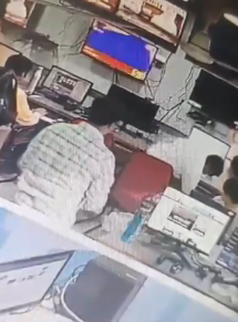 inh news भोपाल दफ्तर में जूतेबाजी वायरल हुआ वीडियो