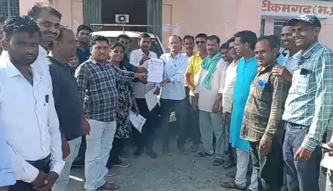 भोपाल में अतिथि शिक्षकों शांतिपूर्ण प्रदर्शन पर शासन द्वारा लाठी चार्ज के विरोध में तहसीलदार को ज्ञापन