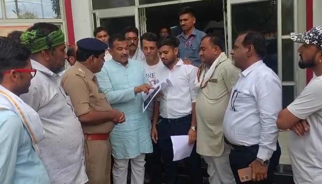barwani post viral congress सांसद प्रतिनिधि की सोशल मीडिया पोस्ट पर बवाल कांग्रेस का कोतवाली थाने में प्रदर्शन