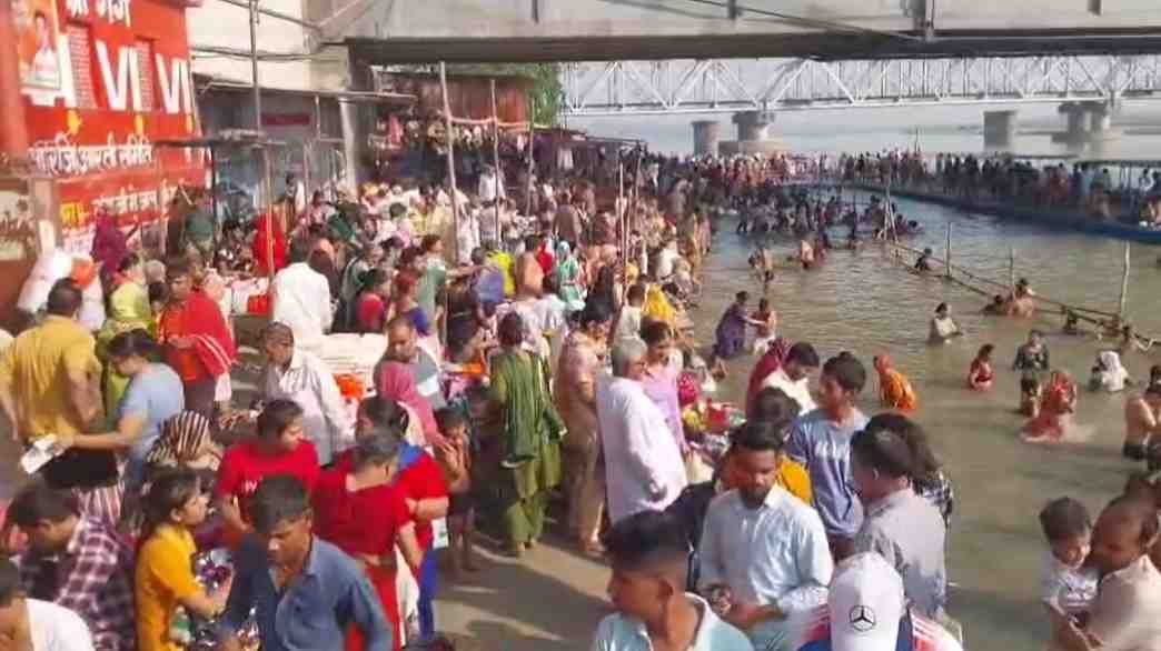 hapur buddha purnima news बुद्ध पूर्णिमा पर ब्रजघाट में गंगा स्नान श्रद्धालुओं की भारी भीड़ सुरक्षा में चूक