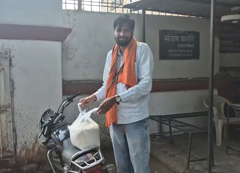 barwani food safety issue भारत मार्ट से खरीदे आटे में मिले कीड़े दुकानदार ने बदलने से किया इनकार