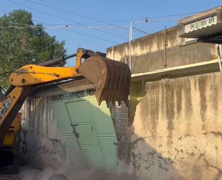 amreli madrasa bulldozer action हिमखिमडी गांव में मदरसे पर बुलडोजर कार्रवाई मौलाना के तार पाकिस्तान से जुड़े