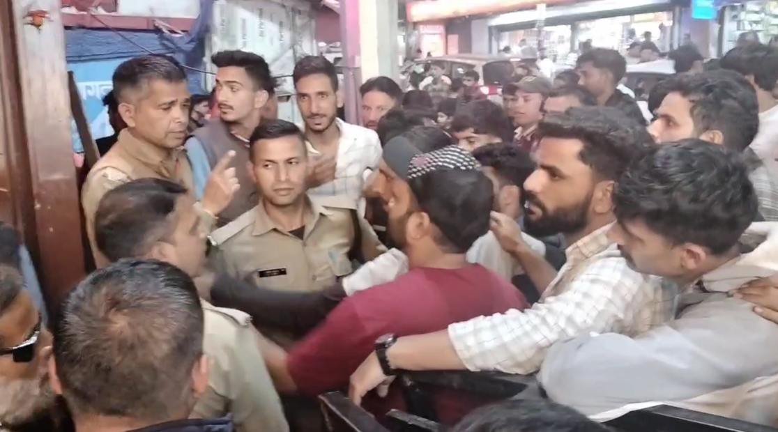 मसूरी में पिक्चर पैलेस बैरियर पर हंगामा पीआरडी जवान की अभद्रता से भड़के स्थानीय लोग