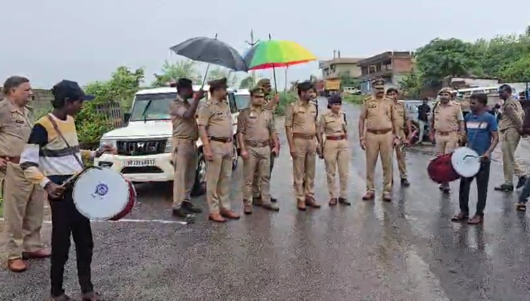 ढोल-नगाड़ों के बीच गैंगस्टर की कुर्की झांसी में 32 करोड़ की काली कमाई जब्त