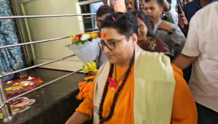 sadhvi pragya bhopal congress attack भोपाल में पूर्व सांसद साध्वी प्रज्ञा का भव्य स्वागत कांग्रेस पर साधा तीखा निशाना
