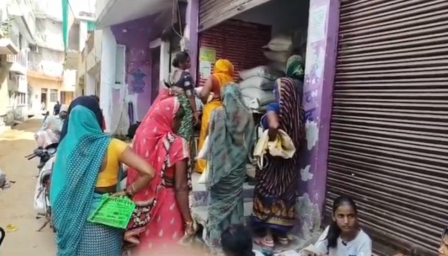 महोबा में मुफ्त राशन योजना की हकीकत कोटेदारों की मनमानी गरीबों की जेब पर डाका