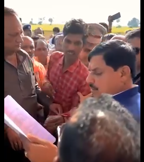 रतलाम में जनता की गुहार सुनकर भावुक हुए मध्यप्रदेश के मुख्यमंत्री डॉ मोहन पीड़ित युवक की फरियाद पर पुलिस अधिकारियों को तत्काल कार्रवाई के दिए निर्देश