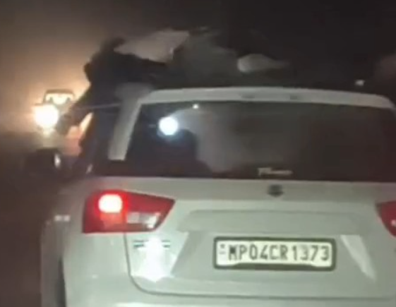 रायसेन में तेज रफ्तार कार ने बाइक को मारी टक्कर 200 मीटर तक कार की छत पर लटका रहा शख्स