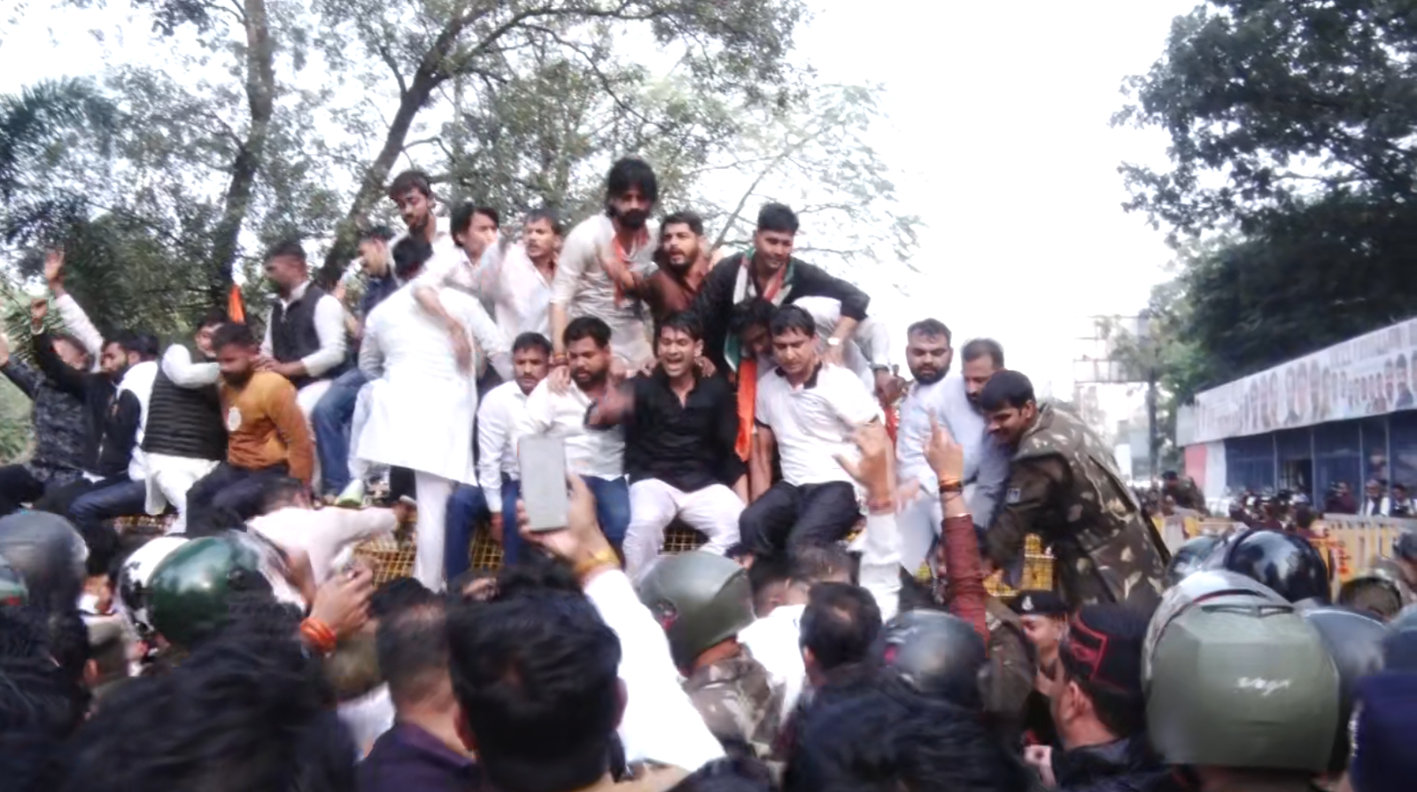 भोपाल में गरजी कांग्रेस प्रदर्शन वॉटर कैनन और लाठीचार्ज