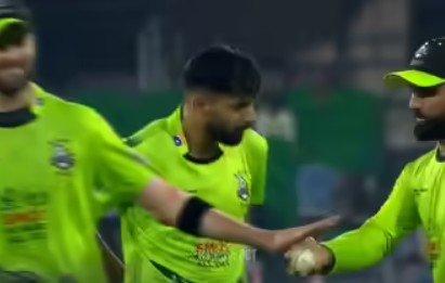 psl ball tampering controversy psl लीग में बॉल टैंपरिंग विवाद फखर जमान पर लग सकता है बैन