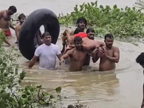 shimla cloudburst to up flood आसमान फटा ज़मीन बह गई हिमाचल से up तक तबाही