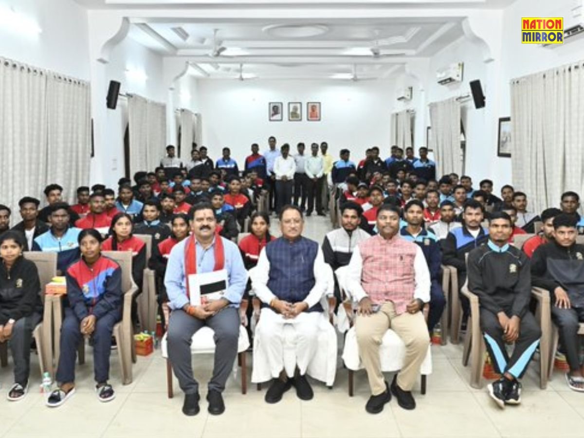 बस्तर में शांति और विकास की नई कहानी सीएम विष्णु देव साय ने बीजापुर के युवाओं से की मुलाकात