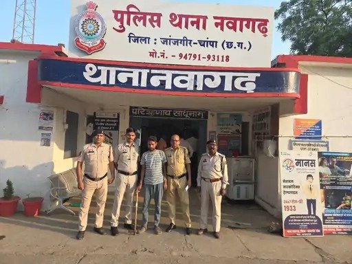 son attacks mother मां ने शराब पीने से किया मना बेटे ने कर दिया कुल्हाड़ी से हमला