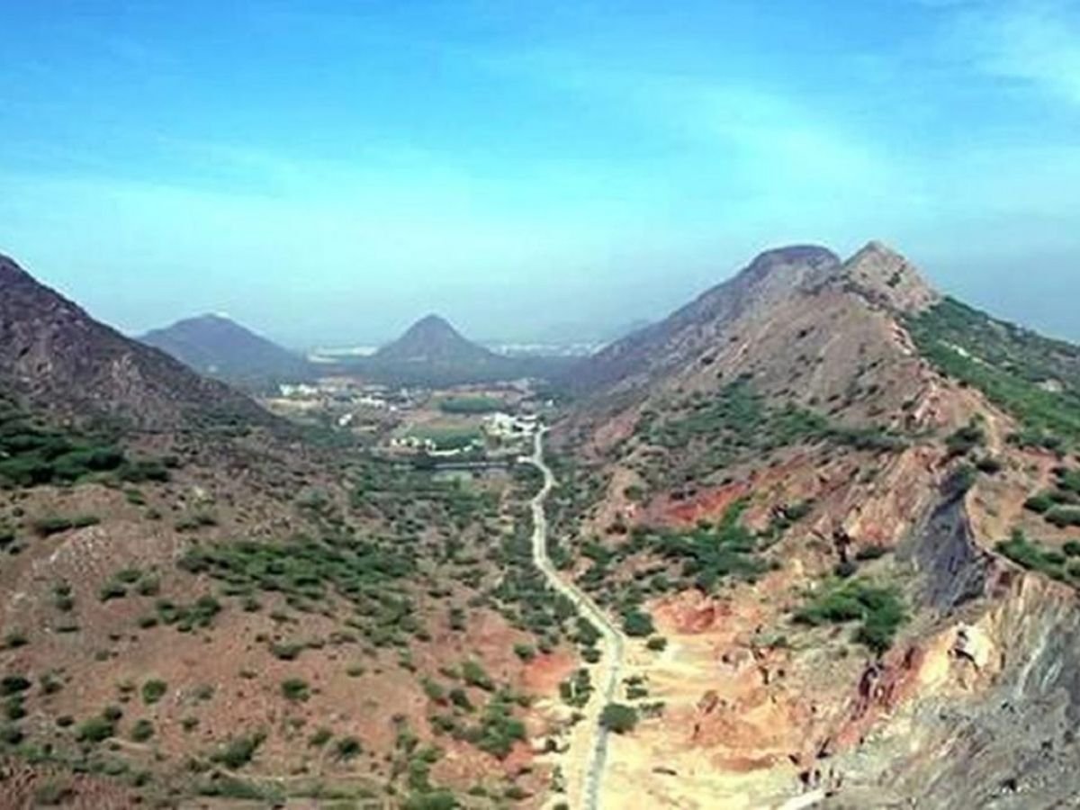 सुप्रीम कोर्ट ने अपने ही आदेश पर लगाई रोक अरावली में 21 जनवरी तक नहीं होगा खनन