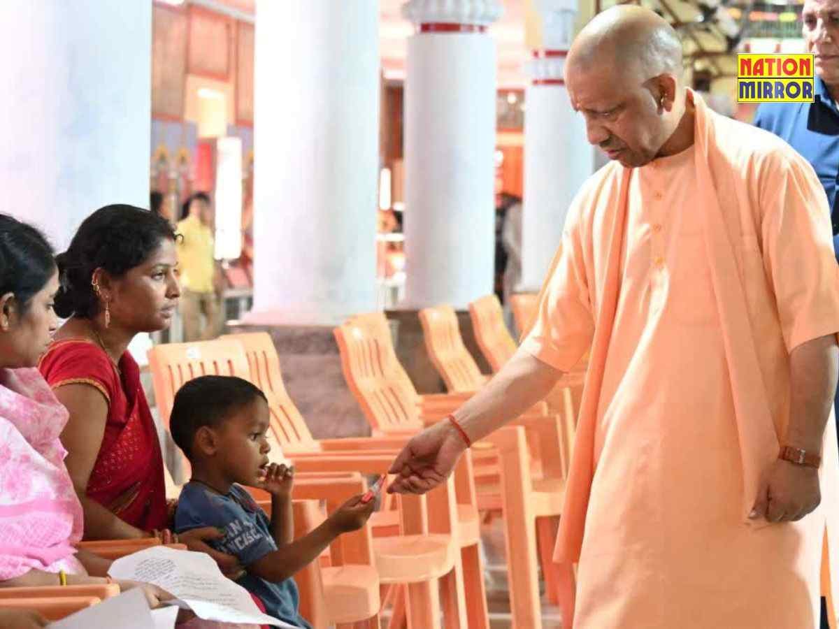 मुख्यमंत्री योगी का गोरखपुर दौरा जनता दर्शन में सुनीं समस्याएं