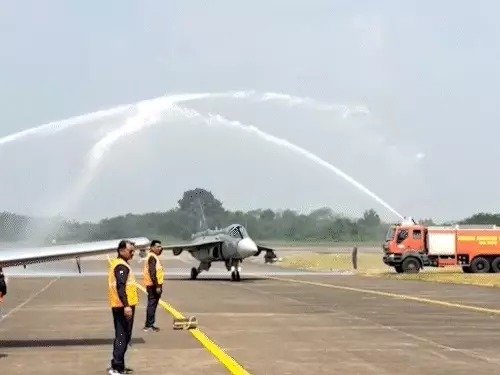 तेजस की पहली स्वदेशी उड़ान  अब हर साल बनेंगे 8 स्वदेशी फाइटर जेट