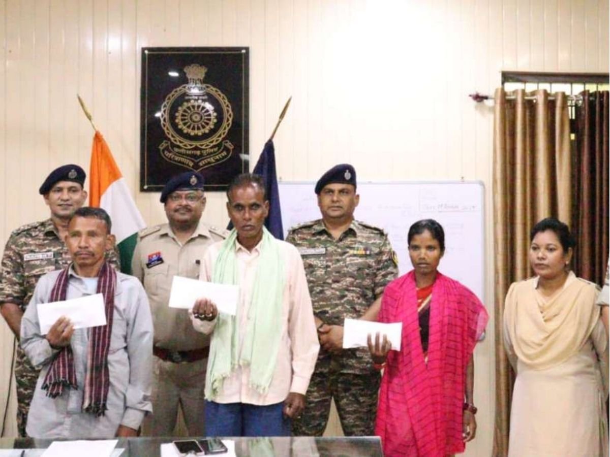 cg news  छत्तीसगढ़ में 3 नक्सलियों ने किया सरेंडरएक महिला नक्सली शामिल