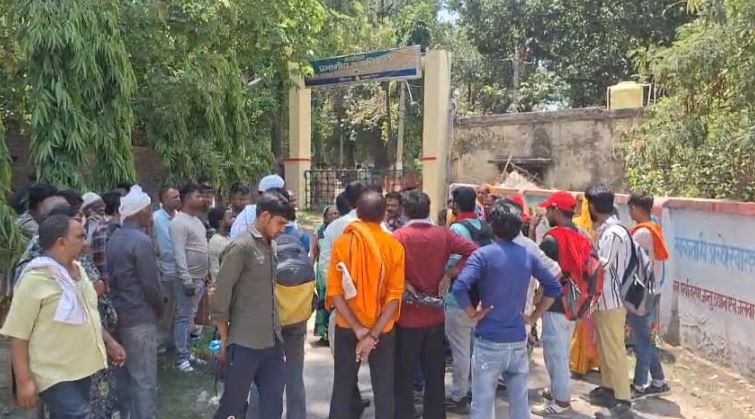 up niews बहराइच अतिक्रमण नोटिस से नाराज़ ग्रामीण पहुंचे डीएफओ कार्यालय जताई आपत्ति