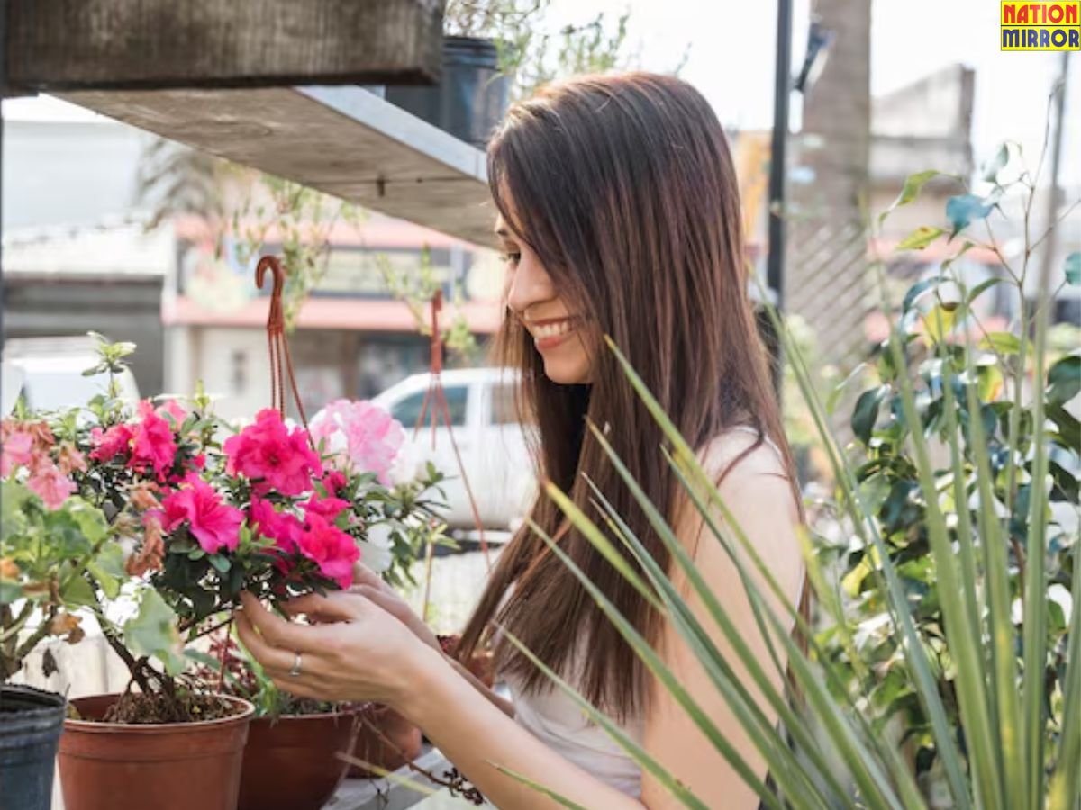 vastu for home flower decor घर में नकली फूल रखने से पहले जान लें कुछ जरुरी बातें