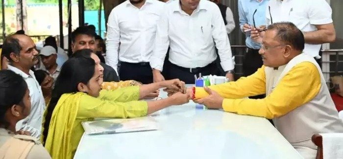 cg cm news रांखी बधवाते समय भावुक हो गए सीएम