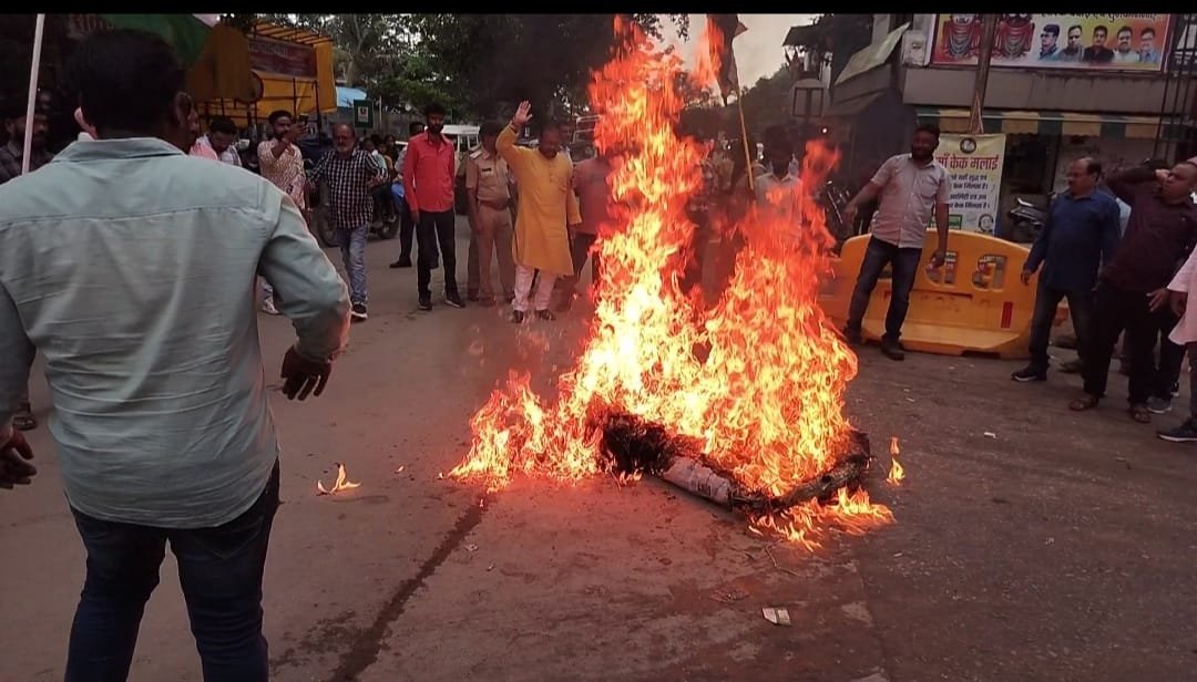 cg breaking news कांग्रेस कार्यकर्ताओं पर लाठीचार्ज के विरोध में मुख्यमंत्री और गृहमंत्री का पुतला फूंका