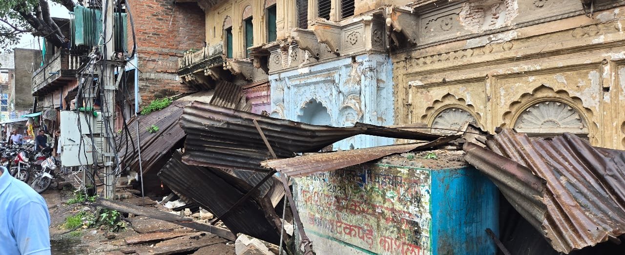 क्षतिग्रस्त बिल्डिंग को sdm ने कराया धराशाई