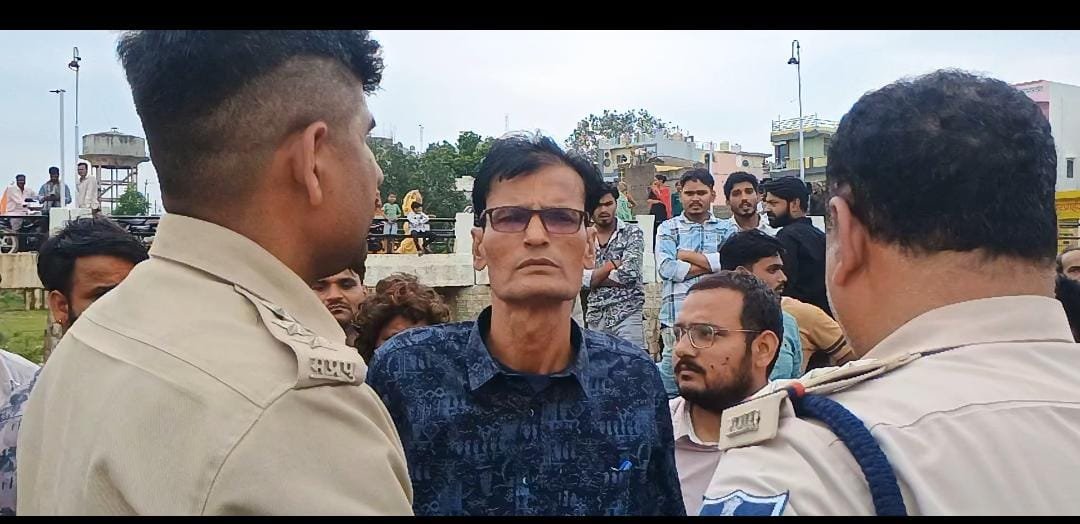 नगर परिषद द्वारा गणेश प्रतिमाओ का विसर्जन रेवा नदी नाले में करने पर तनाव