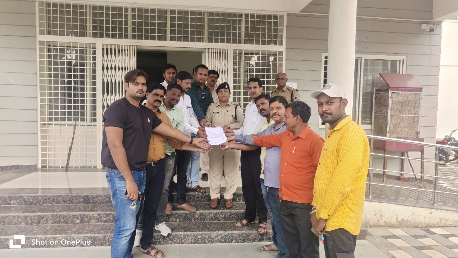 पत्रकार की हत्या के विरोध में पत्रकारों ने दिया ज्ञापन