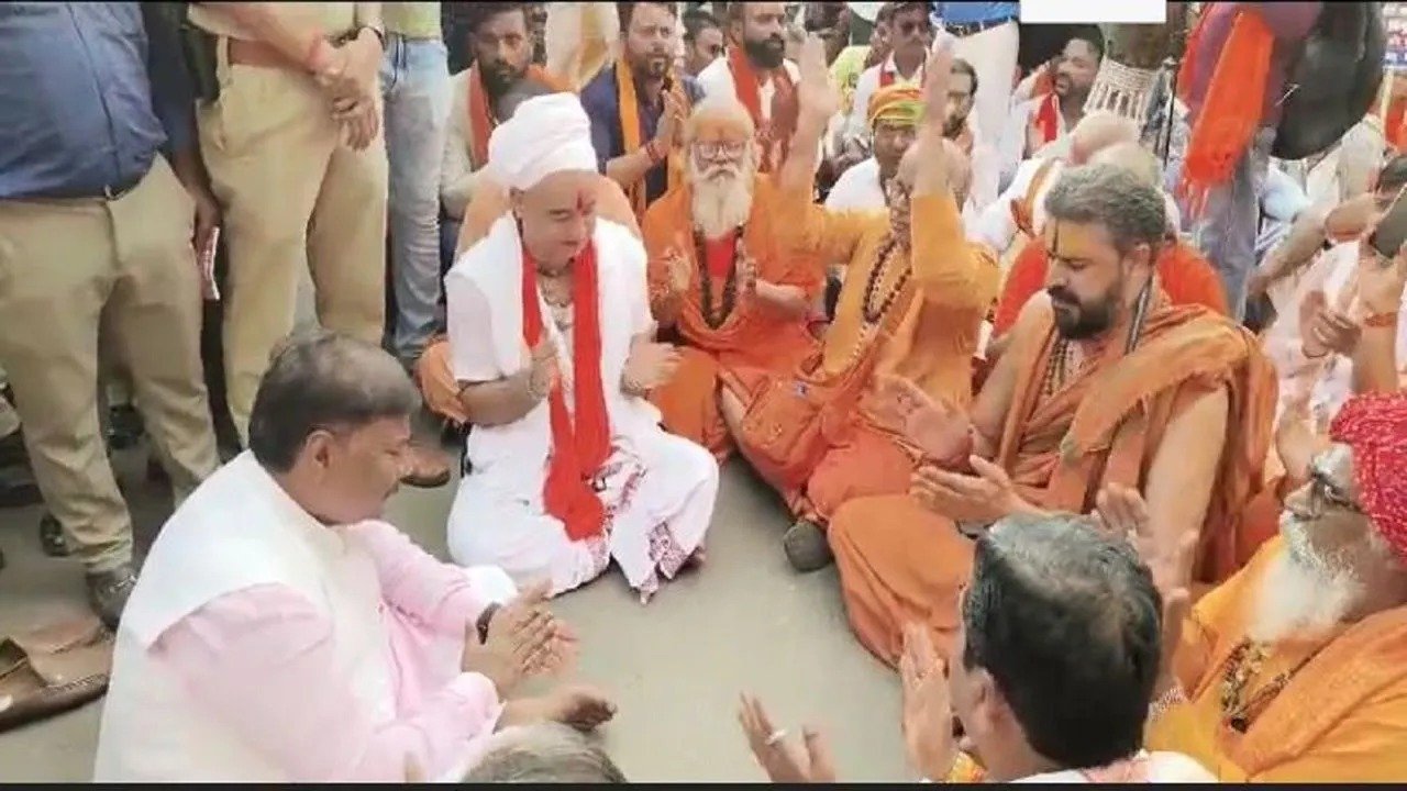 छग की राजधानी में हिंदू संगठनों का आक्रोश सरकारी नियंत्रण से मुक्त होंगे मंदिर मंत्री केदार कश्यप ने दिलाया भरोसा