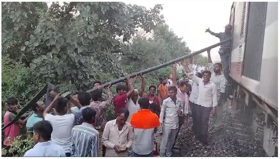 big news  mp में रेल हादसाट्रेन के इंजन में लगी आगयात्रियों ने कूदकर बचाई जान