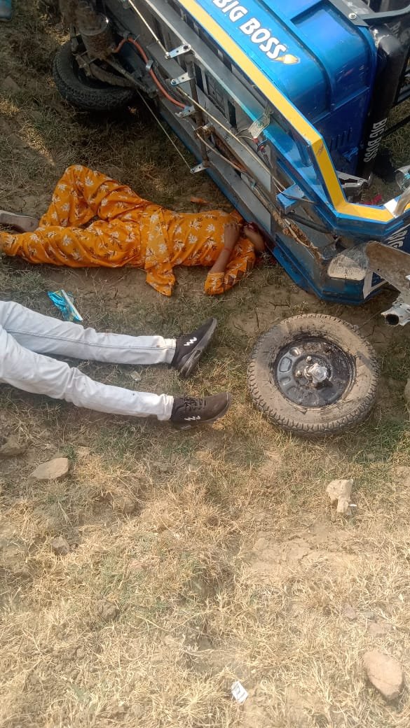 banda ई-रिक्शा खाई में पलटा 18 वर्षीय युवती की मौत कई घायल