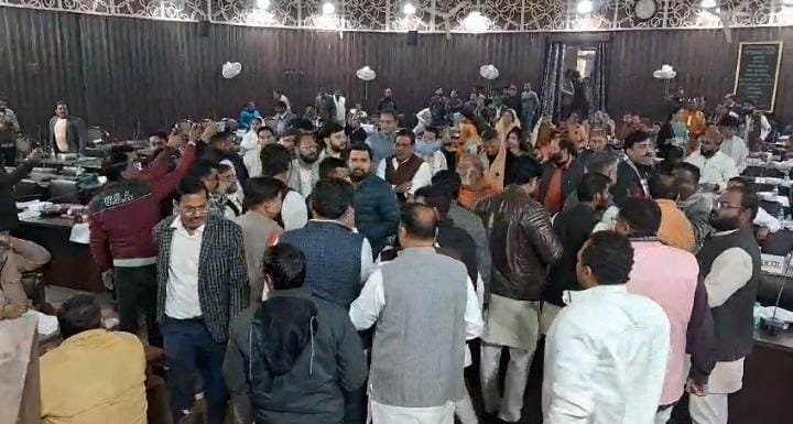 kanpur नगर निगम सदन में सपा और भाजपा पार्षदों के बीच हाथापाई कार्यवाही स्थगित