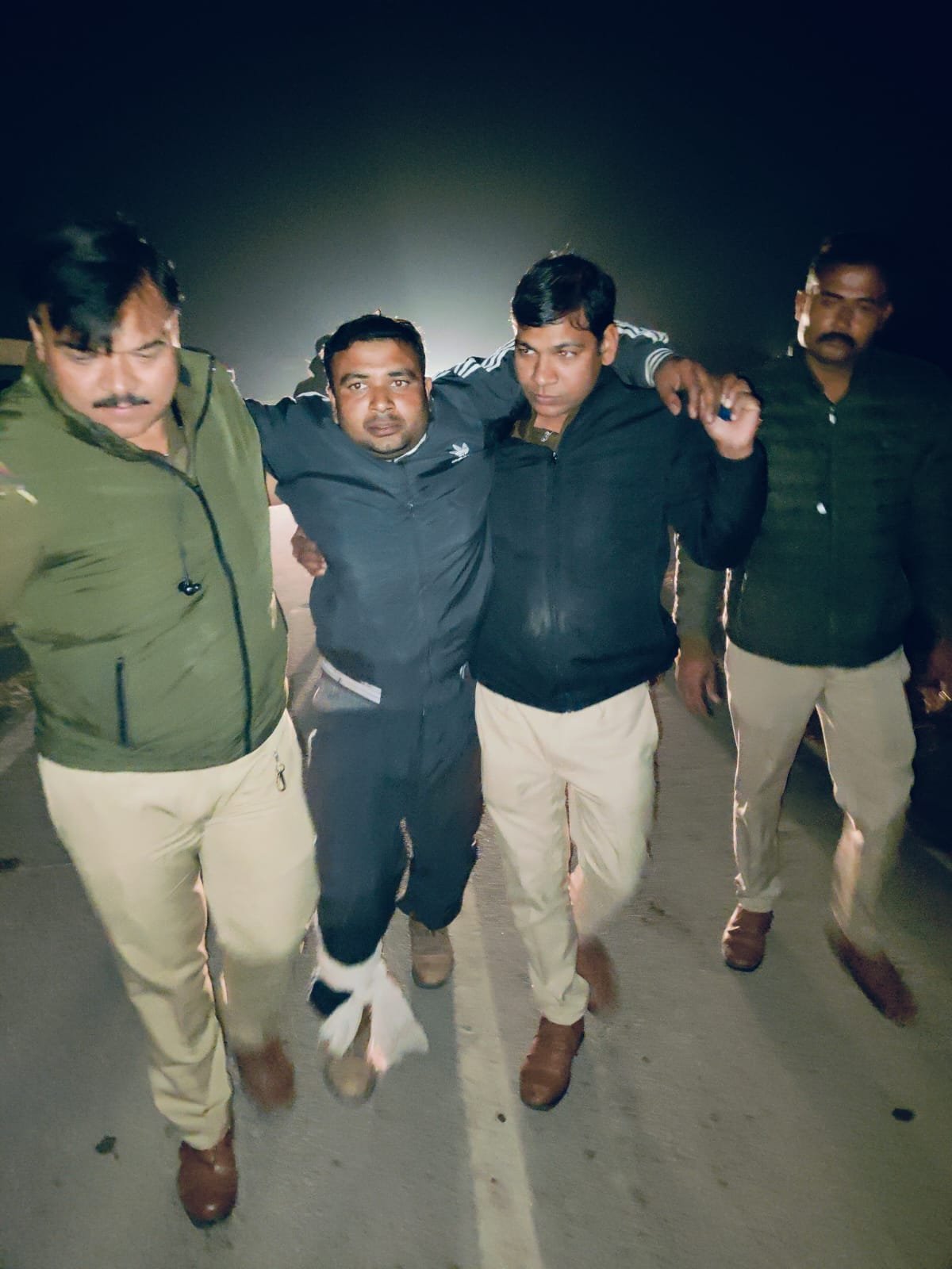 महाराजपुर में पुलिस मुठभेड़ के बाद शातिर अपराधी गिरफ्तार 25 हजार का इनामी बदमाश पकड़ा गया