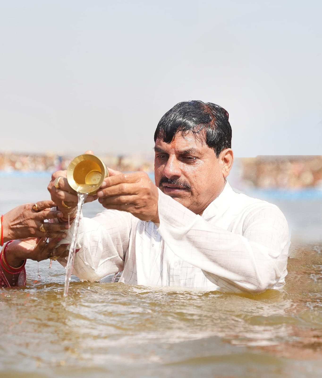 cm mohan yadav mahakumbh snan एमपी के मुखिया ने परिवार के साथ महाकुंभ में लगाई आस्था की डुबकी