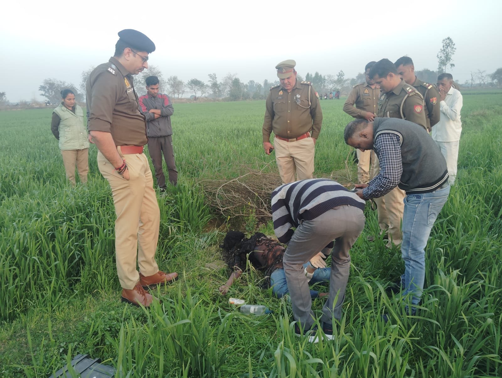 etah news girls half-burnt body recovered एटा में बंबा किनारे अधजली युवती का शव मिलने से मचा हड़कंप
