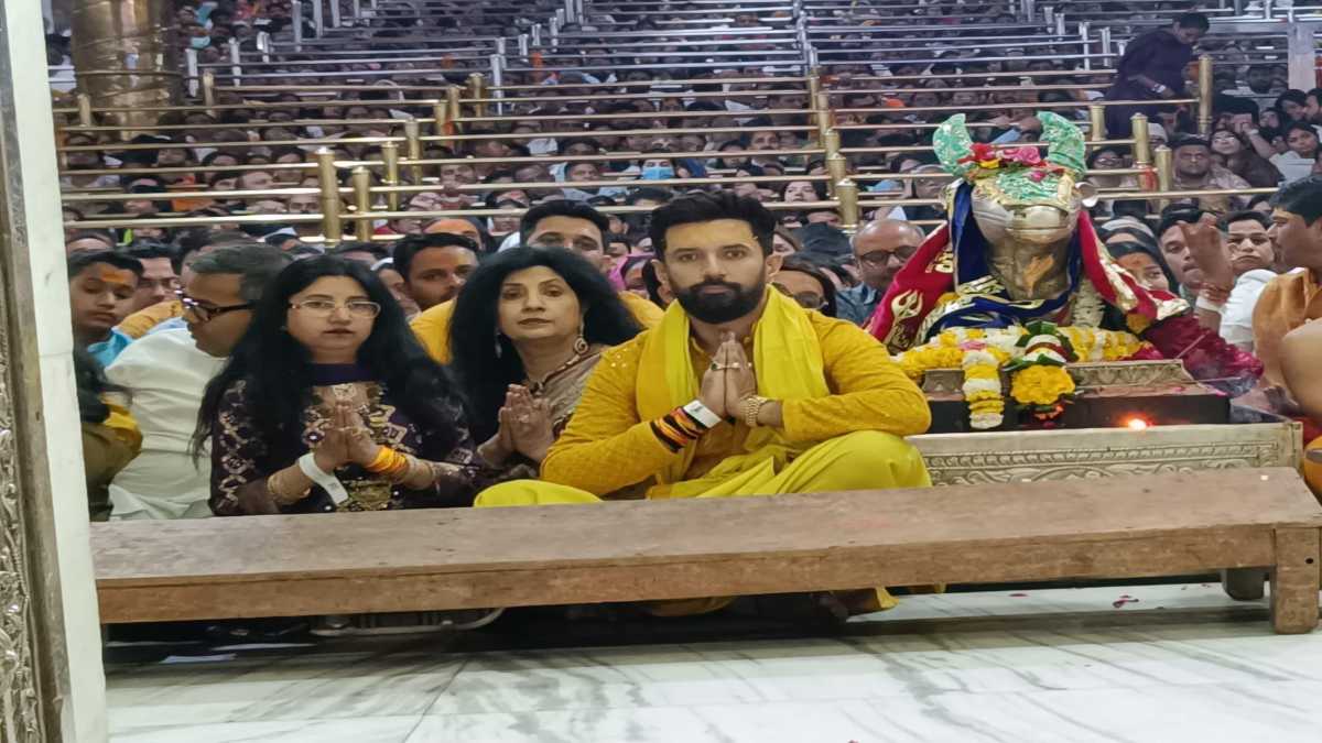 chirag paswan in mahakal महाकाल की शरण में पहुंचे परिवार संग केंद्रीय मंत्री चिराग पासवानभस्म आरती में हुए शामिल