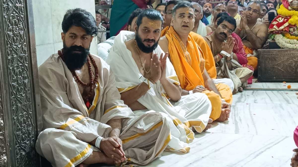 yash visits mahakal temple बाबा महाकाल के दरबार पहुंचे साउथ के हीरो यशभस्म आरती कर लिया बाबा का आशिर्वाद