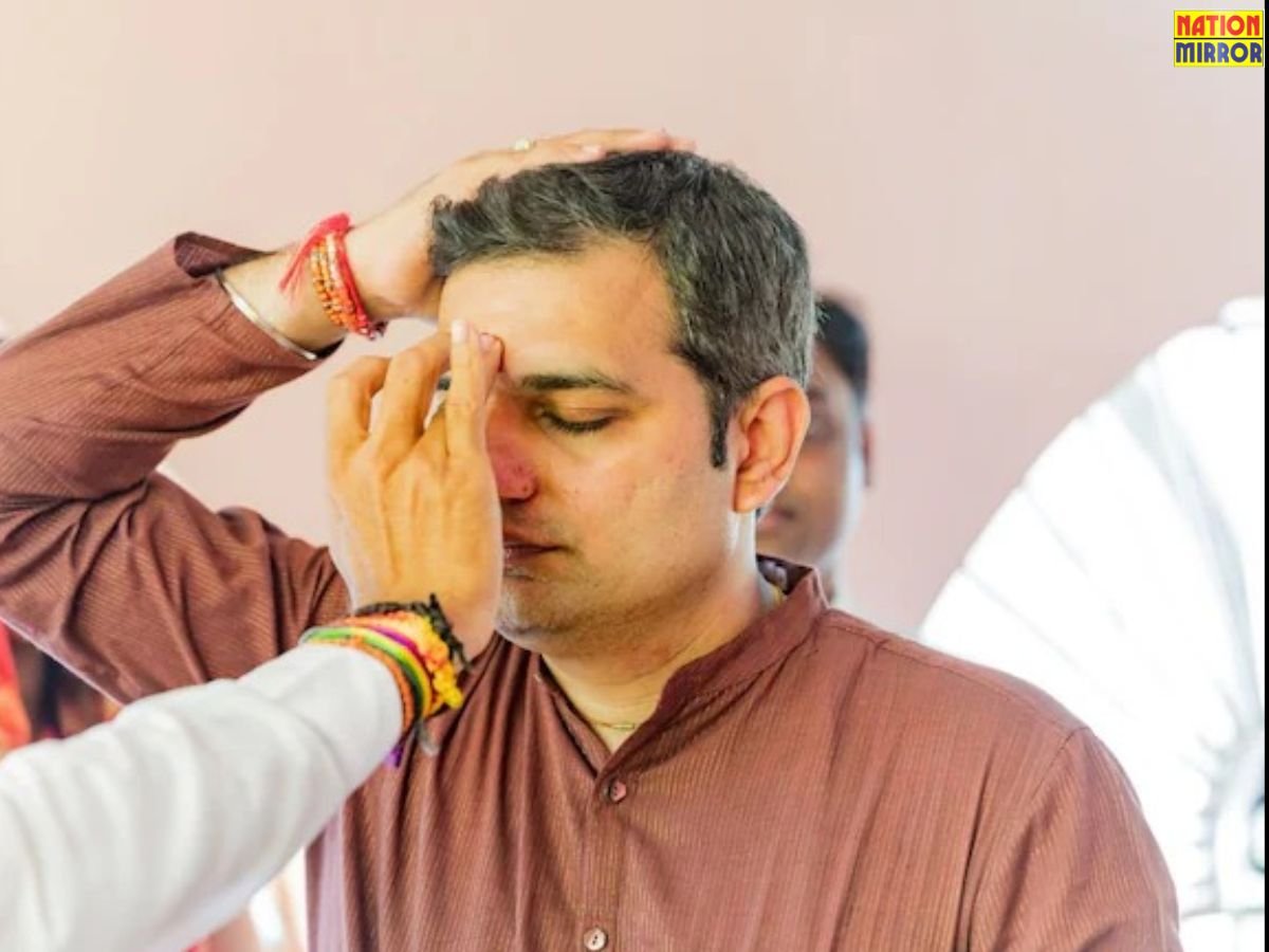 which finger to apply tilak क्या आप सही उंगली से लगाते हैं तिलक एक छोटी सी गलती बन सकती है अशुभ
