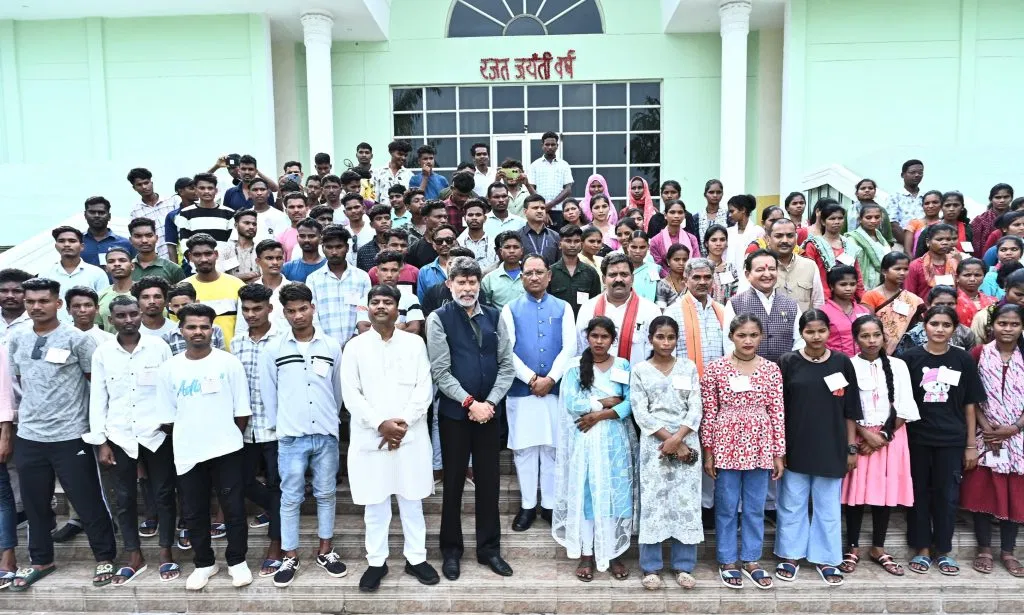vishnu deo sai bijapur youth छग के मुखिया विष्णुदेव साय ने बीजापुर के युवाओं से की मुलाकात