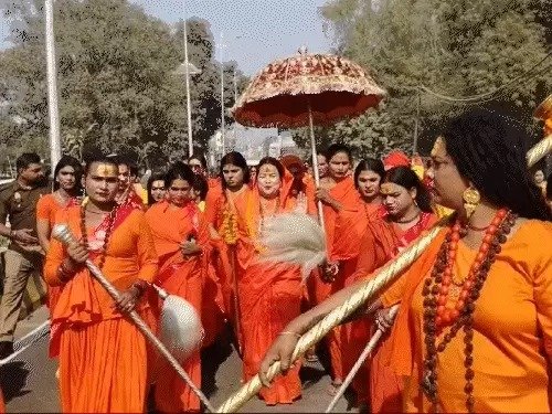 महाकुंभ में किन्नर संतों का आखाड़ा 3 घंटे श्रृंगार 4 घंटे तपस्या