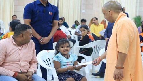 yogi adityanath जनता दर्शन में बच्ची की मासूम फरियाद सुनकर मुस्कुरा उठे सीएम योगी दिया भरोसा और चॉकलेट