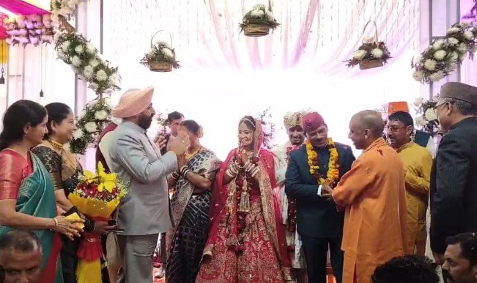 yogi adityanath niece wedding योगी आदित्यनाथ की भतीजी की शादी नेताओं ने वर-वधू को दिया आशीर्वाद