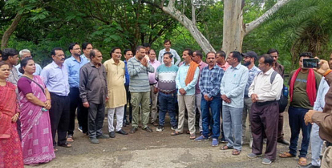 मध्यप्रदेश निजी स्कूल प्रदर्शन निजी स्कूलों का मंत्री बंगले पर प्रदर्शन