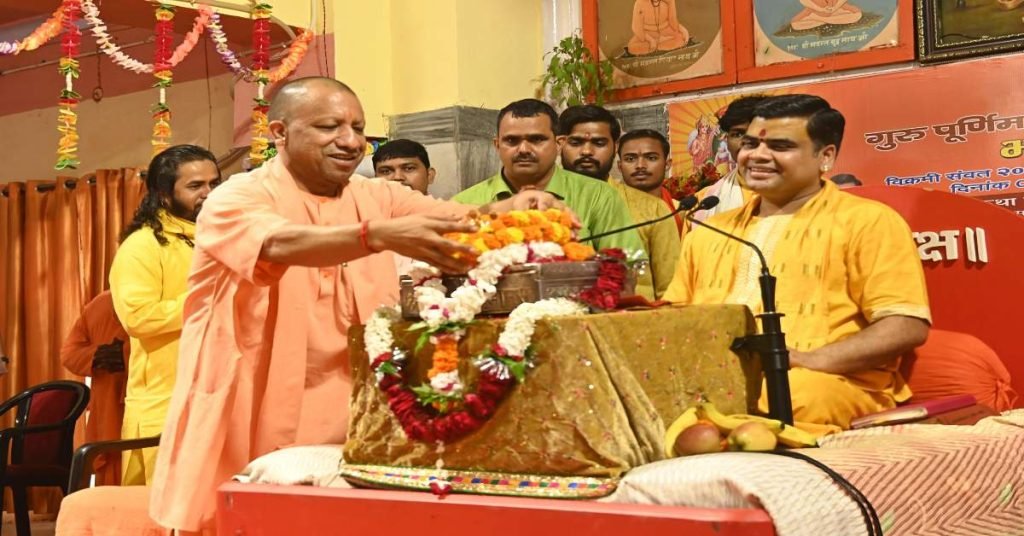 yogi adityanath ram katha gorakhpur गोरखपुर में सीएम योगी ने व्यासपीठ की आरती कर लिया राम कथा का आनंद गुरु पूर्णिमा पर श्रद्धा और भक्ति का संगम