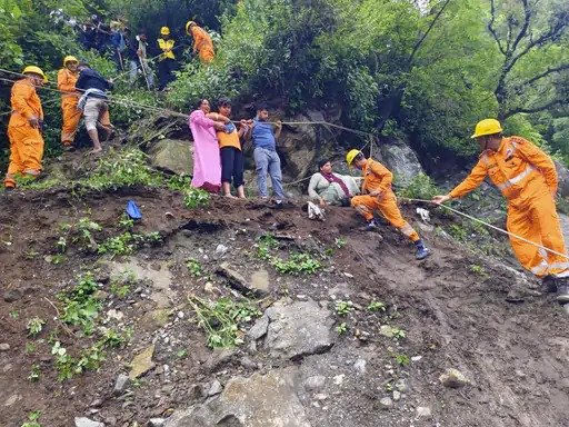 एक ही दिन में पांच जगह फटे बादल हिमाचल से गुजरात तक तबाही 5 की मौत