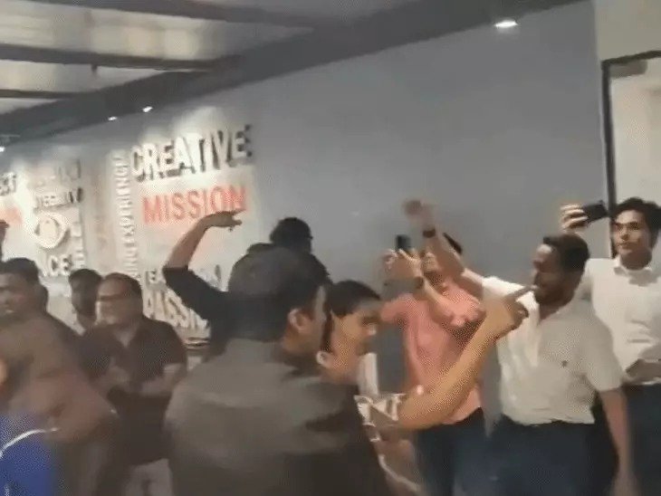 ✈️ अहमदाबाद प्लेन क्रैश के बाद पार्टी पर बवाल air india ने 4 कर्मचारियों से लिया इस्तीफा