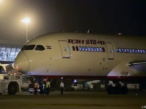 कोच्चि से दिल्ली जा रही फ्लाइट में आई खराबी रनवे पर लगे झटका