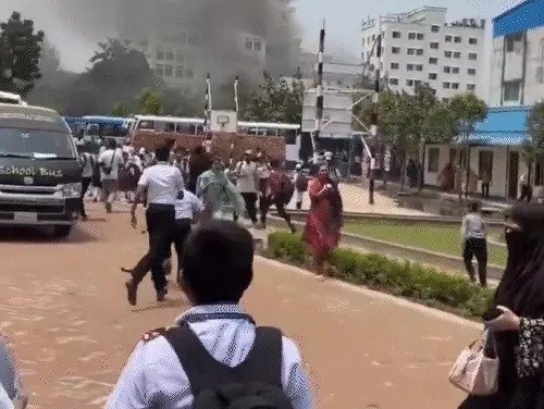 ढाका के स्कूल में air force का प्रशिक्षण जेट दुर्घटनाग्रस्तः 20 की मौत