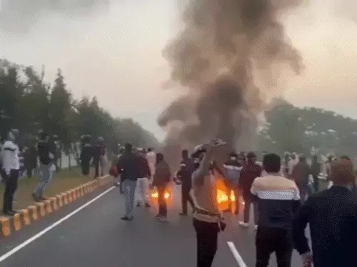 ढाका जल रहा है हसीना पर फैसले से ठीक पहले बांग्लादेश में धमाकों से दहशत